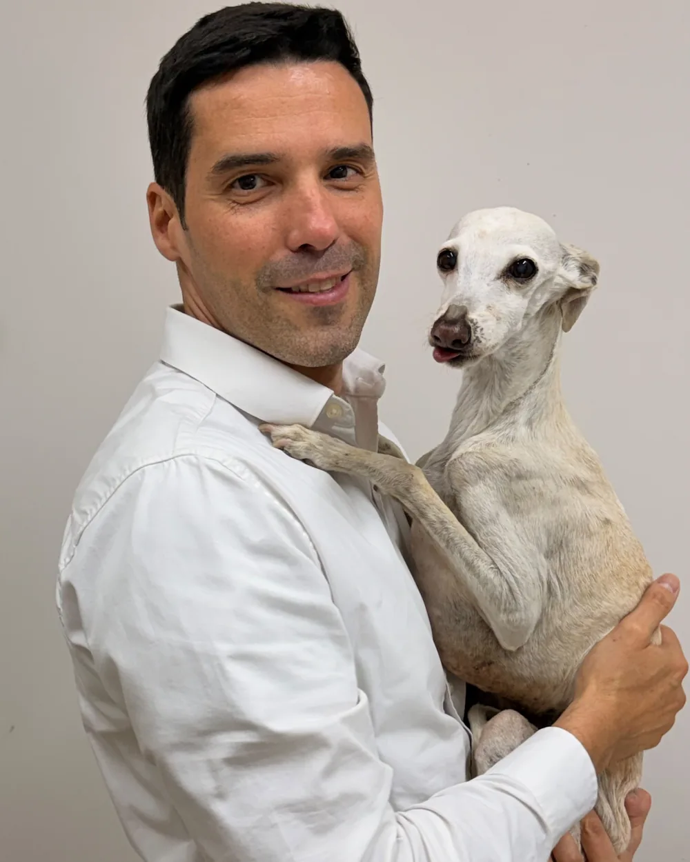 Dr. Renan Vianna, veterinário especialista em nutrição natural, com um cão no colo na Companhia Animal