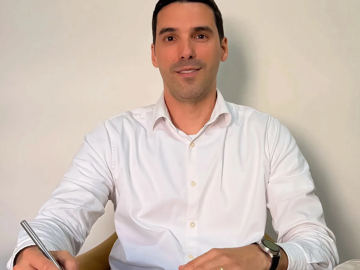 Dr. Renan Vianna elaborando um plano de alimentação natural durante consulta na Vila Mariana