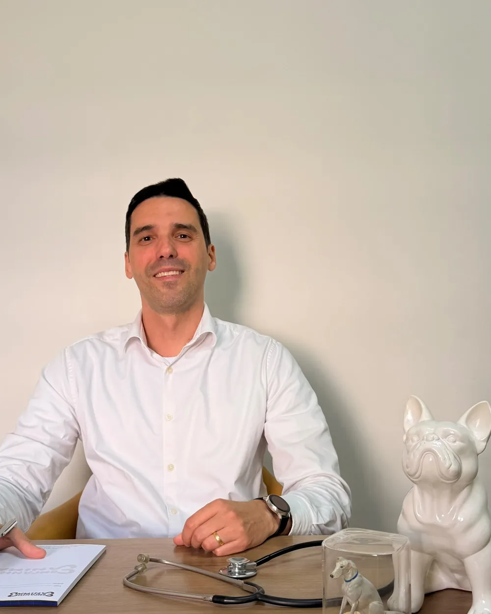 Dr. Renan Vianna, médico veterinário CRMV-SP 32201, especialista em nutrição natural para cães, na Companhia Animal em Vila Mariana