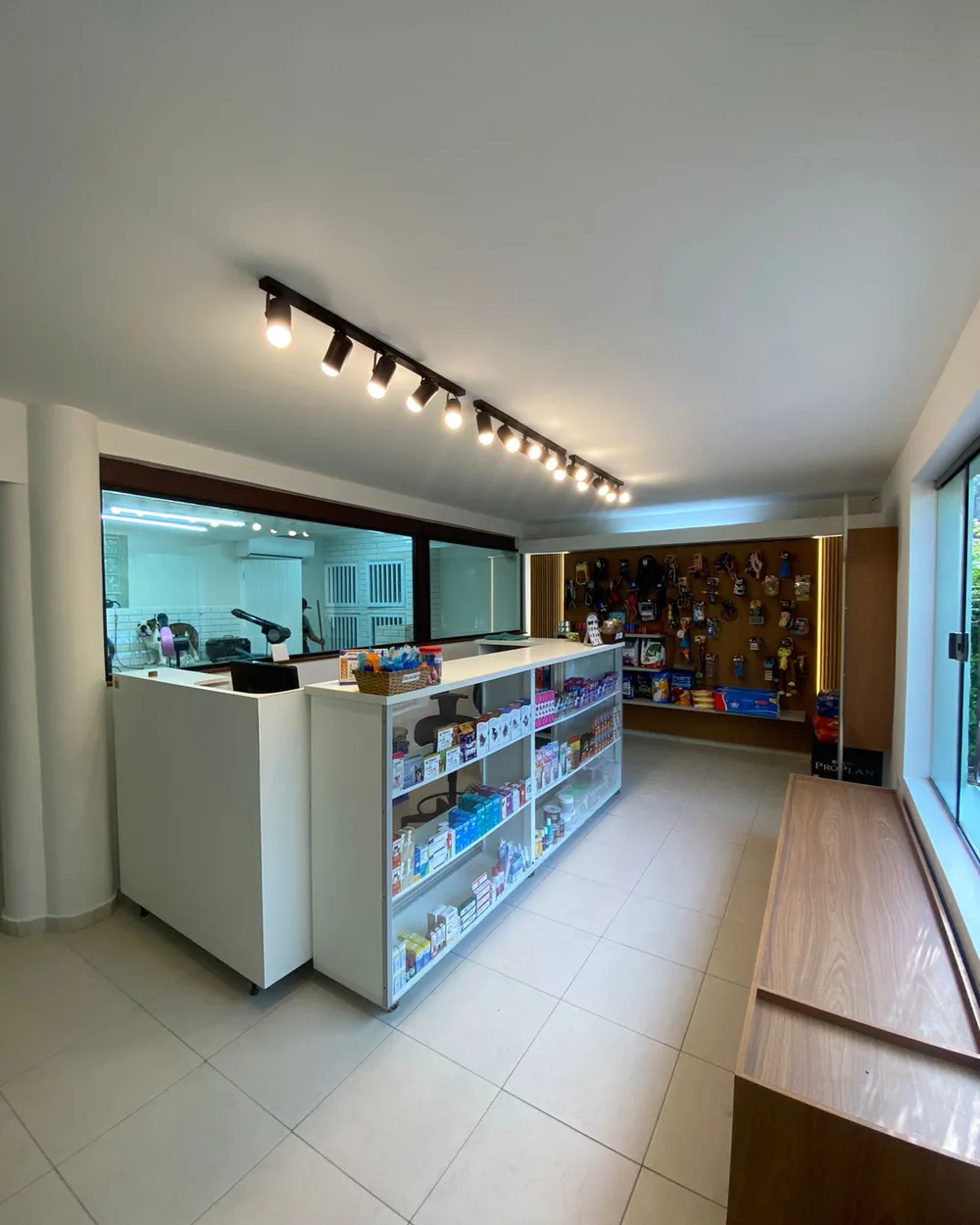 Interior do pet shop Companhia Animal na Vila Mariana, com balcão e prateleiras de produtos