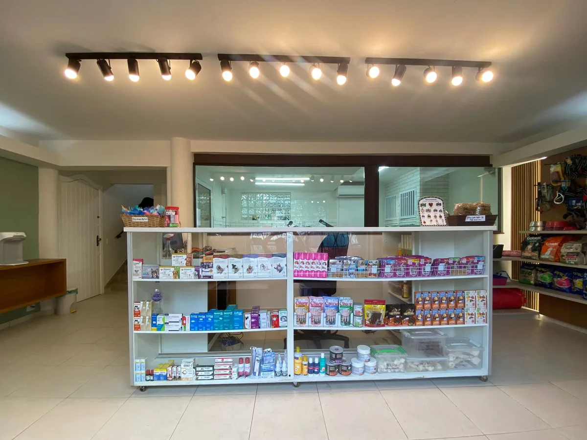 Balcão e prateleiras do pet shop Companhia Animal na Vila Mariana